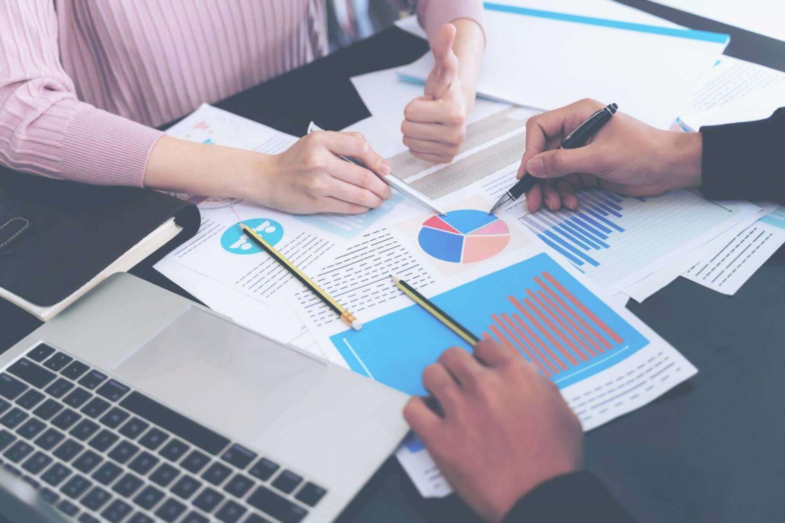 Session de formation en analyse financière avec tableaux Excel et calculatrice